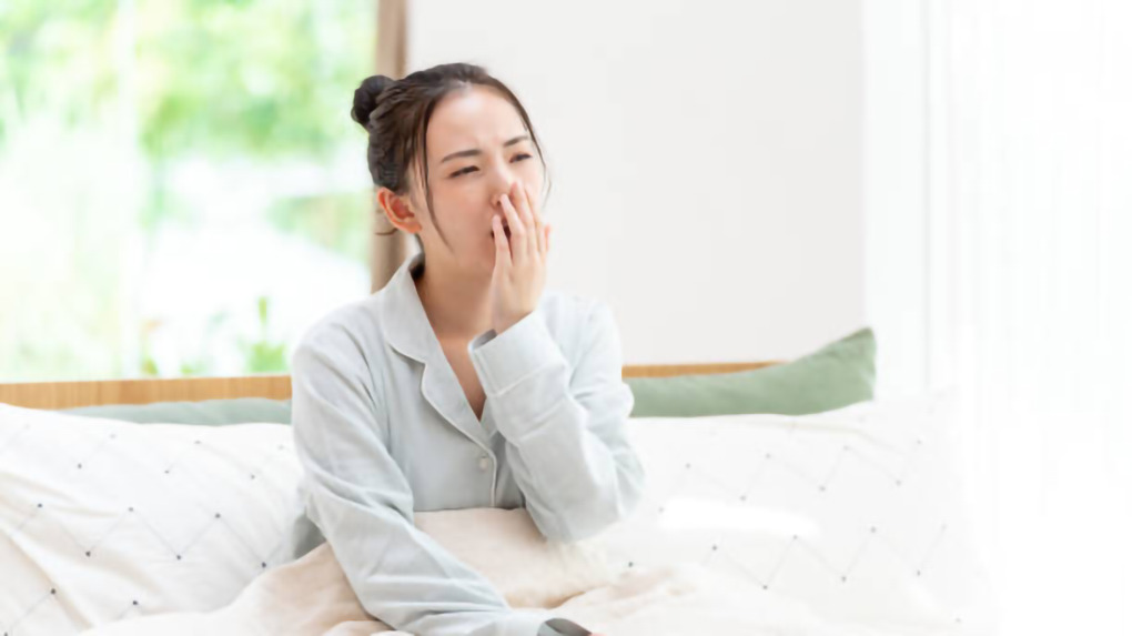 朝の口臭が気になる女性